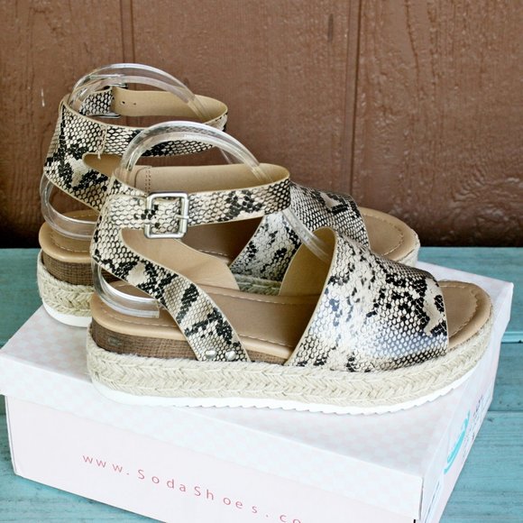 **LAST PAIR** SODA Topic Sandals Womens 5.5 Natural Python Snake Print - Picture 4 of 8